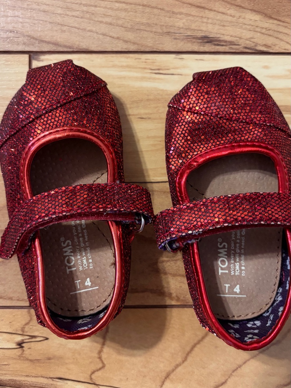 TOMS Red Glitter Sparkle Infant/Toddler Dressy shoe size 4 EUC